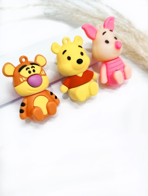 COD 9798 - Pingente Emborrachado 4.3x3.3 Turma do Pooh - Unidade