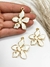COD 4956 - Pingente Flor 3.4x4.3cm Resinado Branco - Unidade na internet