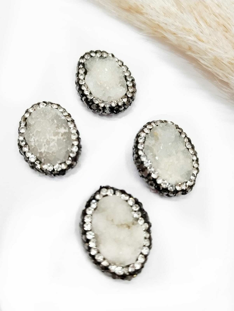 COD 8219 - Pedra Natural Passante Cravejada com Marcassitas e Strass - Unidade