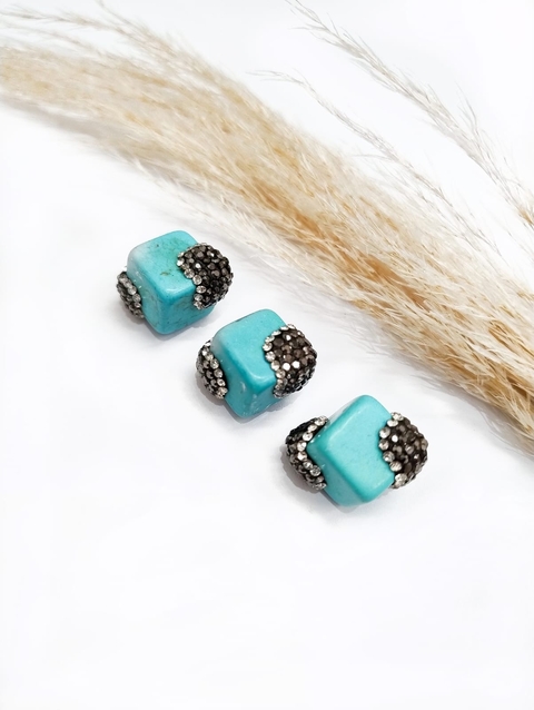 COD 4140 - Pedra Natural Passante 1.5x1.5 de Howlita Turquesa Cravejada com Marcassitas e Strass - Unidade