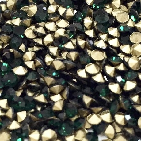 COD 6603 - Pedras de Strass SS6,5/PP14 Emerald - Pacote com 30 Pedras