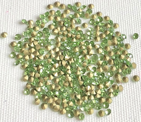 COD 2739 - Pedras de Strass SS8,5/PP18 Peridot - Pacote com 30 Pedras