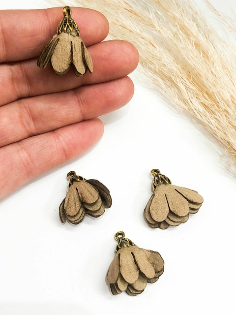 COD 2993 - Tassel em Forma de Flor Bege Escuro - 2 Unidades