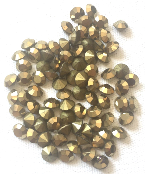 COD 1576 - Pedra de Strass SS28 Aurum (Dourada) - 10 Unidades