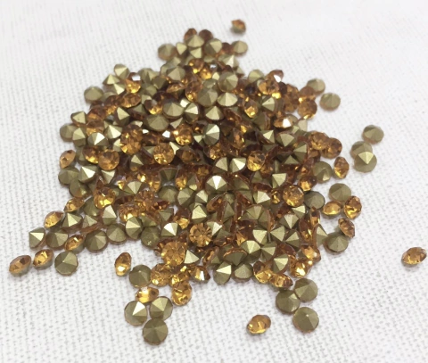 COD 6545 - Pedras de Strass SS14,5/PP28 Topaz - Pacote com 30 Pedras