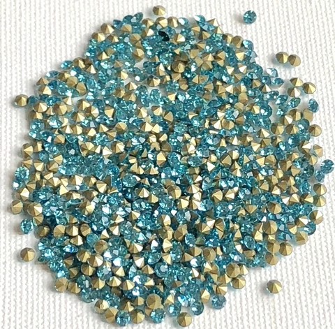 COD 2735 - Pedras de Strass SS8,5/PP18 Aquamarine - Pacote com 30 Pedras