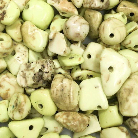 COD 9373 - Cascalho de Pedra Natural Howlita Verde Abacate Claro - Quantidade aproximada equivalente a um fio de 80cm.