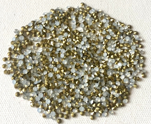 COD 2859 - Pedras de Strass SS8,5/PP18 White Opal - Pacote com 30 Pedras