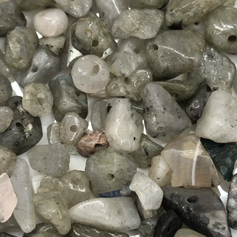 COD 9369 - Cascalho de Pedra Natural Labradorita Mesclada - Quantidade aproximada equivalente a um fio de 80cm.