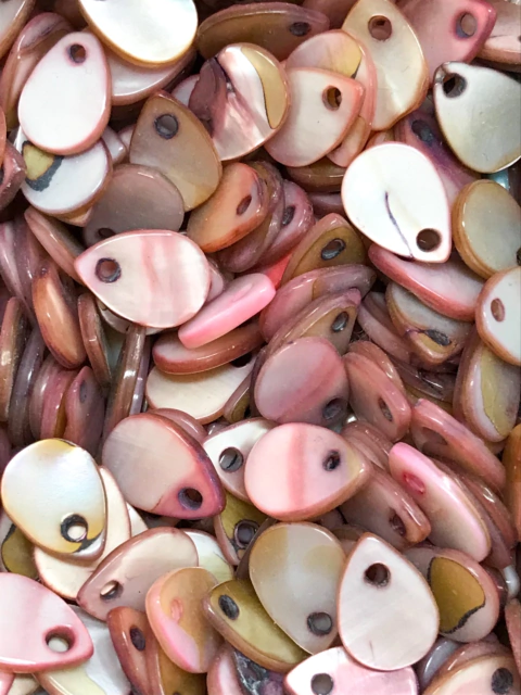 COD 1986 - Medalinhas de Madrepérola Gota 10x8mm - 20 unidades