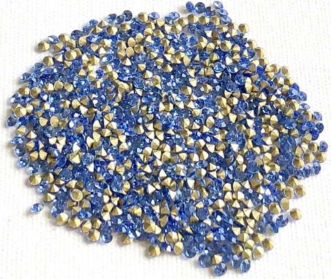 COD 2741 - Pedras de Strass SS8,5/PP18 Light Sapphire - Pacote com 30 Pedras
