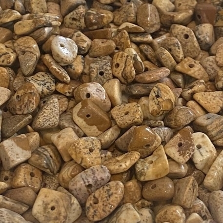 COD 7076 - Cascalho de Pedra Natural Jaspe Marrom - Quantidade aproximada equivalente a um fio de 80cm.