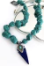 COD PP027 - Colar de Pedras Naturais Howlita Bruta Turquesa, Pingente de Pedra Natural Quartzo Azul e Pérola de Água Doce - Unidade
