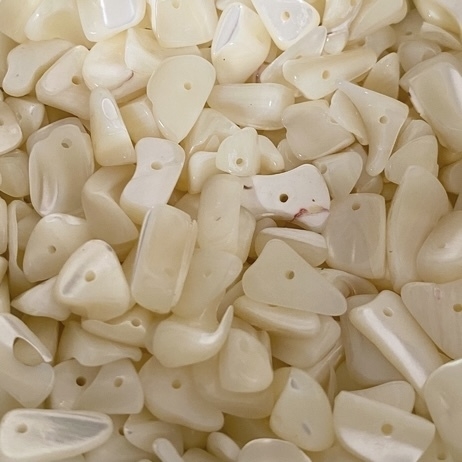 COD 8106 - Cascalho de Pedra Natural Madrepérola Grande - Quantidade aproximada equivalente a um fio de 80cm.
