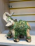 Elefante Decorativo de Resina Verde na internet
