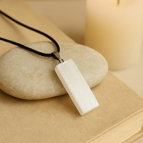 Pingente de Selenita Bruta - Purificação, Clareza Espiritual e Proteção Energética