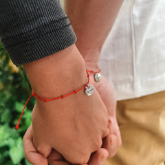 PAR Pulseira Vermelha 7 Nós Com Medalha Personalizada - OLIPIPE