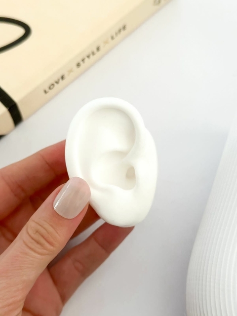 OREJA DE SILICONA DERECHA BLANCA IN23