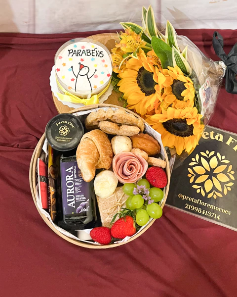 Combo individual : bandeja redonda (20cm) , Bento cake, buquê 3 girassóis | pedidos com 48h de antecedência à pronta entrega Bento Cake Parabéns - comprar online