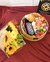 Combo individual : bandeja redonda (20cm) , Bento cake, buquê 3 girassóis | pedidos com 48h de antecedência à pronta entrega Bento Cake Parabéns - Cestas de café da manhã Rj , coffee break e tábuas de frios - Preta Flor