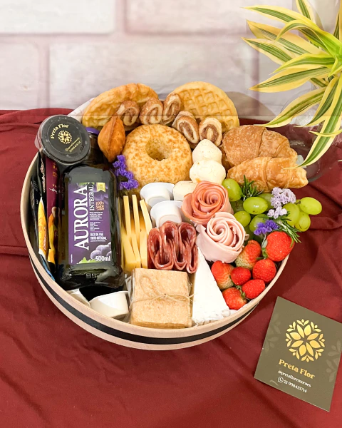 Cesta de café da manhã com Mini bolo caseiro serve 2 pessoas - comprar online