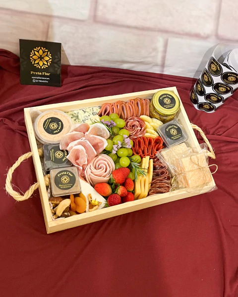 Bandeja Petisco (serve até 3 pessoas) - Caixa de frios - comprar online