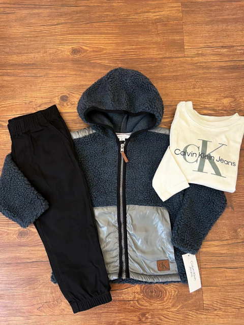 Trio Calvin Klein,Casaco em sherpa com camiseta estampada e calça jogger