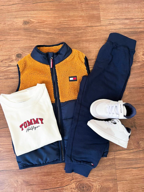 TRIO TOMMY HILFIGER COM COLETE ACOLCHOADO, BLUSA MANGA LONGA E CALÇA DE MOLETOM
