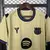 Camisa de futebol do Barcelona reserva 2025/26, na cor dourada com detalhes em preto e roxo, escudo monocromático, logo da Nike e homenagem a Kobe Bryant no peito