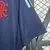 Camisa azul escura do Flamengo masculina modelo de viagem 2025 com detalhes celestes e escudo bordado vermelho da Adidas