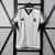Camisa branca do Real Madrid US Pack 2025/26 da Adidas, modelo edição especial estilo beisebol, com listras verticais finas, gola em V com botões e escudo bordado no peito preta e branca e detalhes verde fluorescente
