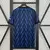Camisa reserva Arsenal 2025/2026 masculina azul escuro Adidas, modelo oficial com escudo Arsenal, patrocínio Emirates, detalhes em azul claro e vermelho, para torcedores.