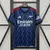 Camisa reserva Arsenal 2025/2026 masculina azul escuro Adidas, modelo oficial com escudo Arsenal, patrocínio Emirates, detalhes em azul claro e vermelho, para torcedores.