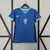 Camisa azul reserva da Seleção Brasileira feminina 2024, modelo Nike com gola em verde claro, escudo da CBF com cinco estrelas e design ondulado moderno em tons de azul