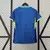 Camisa azul reserva da Seleção Brasileira feminina 2024, modelo Nike com gola em verde claro, escudo da CBF com cinco estrelas e design ondulado moderno em tons de azul