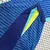 Camisa azul reserva da Seleção Brasileira feminina 2024, modelo Nike com gola em verde claro, escudo da CBF com cinco estrelas e design ondulado moderno em tons de azul