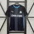 Camisa reserva Olympique de Marseille 2025/2026 masculina preta Puma, modelo oficial com escudo OM, patrocínio CMA CGM e detalhes em azul claro, para torcedores