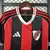Camisa reserva River Plate 2025/2026 masculina preta e vermelha Adidas, modelo oficial com faixas verticais, escudo do clube e detalhes em branco, para torcedores.