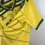 Camisa retrô titular amarela da Seleção Brasileira 1984 masculina Topper, modelo oficial com escudo CBF grande, detalhes verdes e listras, para colecionadores e torcedores.