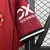 Camisa titular Manchester United 2025/2026 masculina vermelha Adidas, modelo oficial com escudo Manchester United, patrocínio Snapdragon e detalhes em preto e branco, para torcedores.