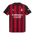 Camisa titular AC Milan 2025/2026 masculina Puma, modelo oficial com listras verticais em preto e vermelho, escudo AC Milan, patrocínio Emirates, para torcedores.
