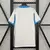 Camisa titular Olympique de Marseille 2025/2026 masculina branca Puma, modelo oficial com escudo OM, patrocínio CMA CGM e detalhes em azul, para torcedores.