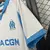 Camisa titular Olympique de Marseille 2025/2026 masculina branca Puma, modelo oficial com escudo OM, patrocínio CMA CGM e detalhes em azul, para torcedores.