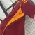 Camisa titular AS Roma 2025/2026 masculina vinho Adidas, modelo oficial com escudo da Loba, detalhes em laranja e listras nos ombros, para torcedores