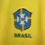 Camisa amarela titular da Seleção Brasileira 2023, modelo Nike com gola em verde, escudo da CBF redesenhado e acabamento clean, estilo clássico e moderno