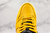 Nike Air Jordan 1 Mid University Gold Black en internet