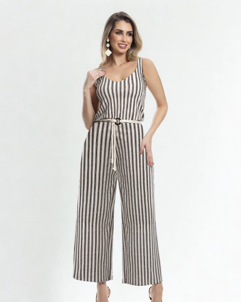 Macacão Pantacourt com Decote V, Alças Finas e Faixa com Argola - comprar online