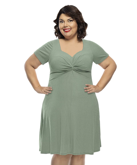 Vestido Clássico com Torção no Busto – Moda Plus Size