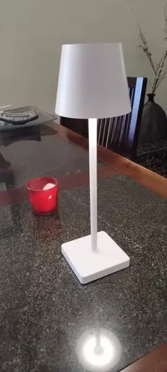 Luminária de Mesa LED Recarregável – Design Moderno e Luz Aconchegante na internet