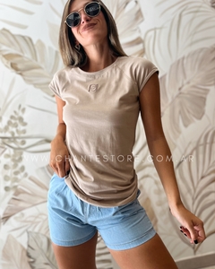 Remera logo tostado en internet